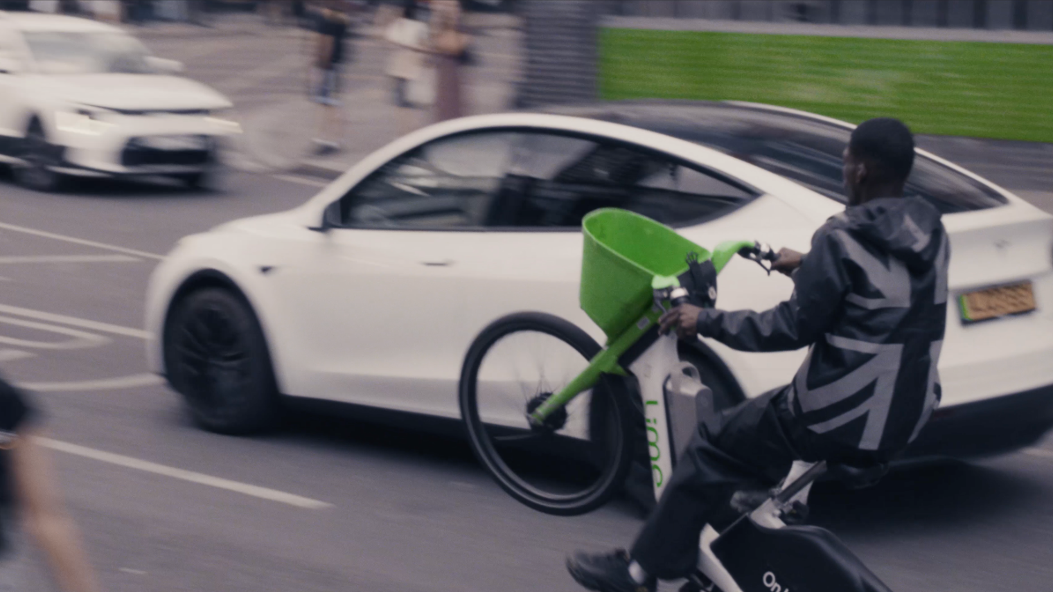 Wheelie through traffic, Shoreditch